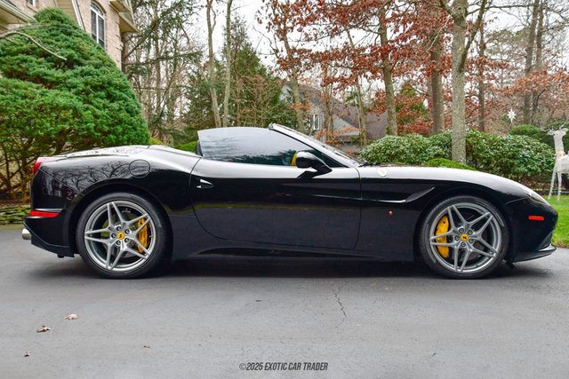 Used 2016 Ferrari California T RWD image 9