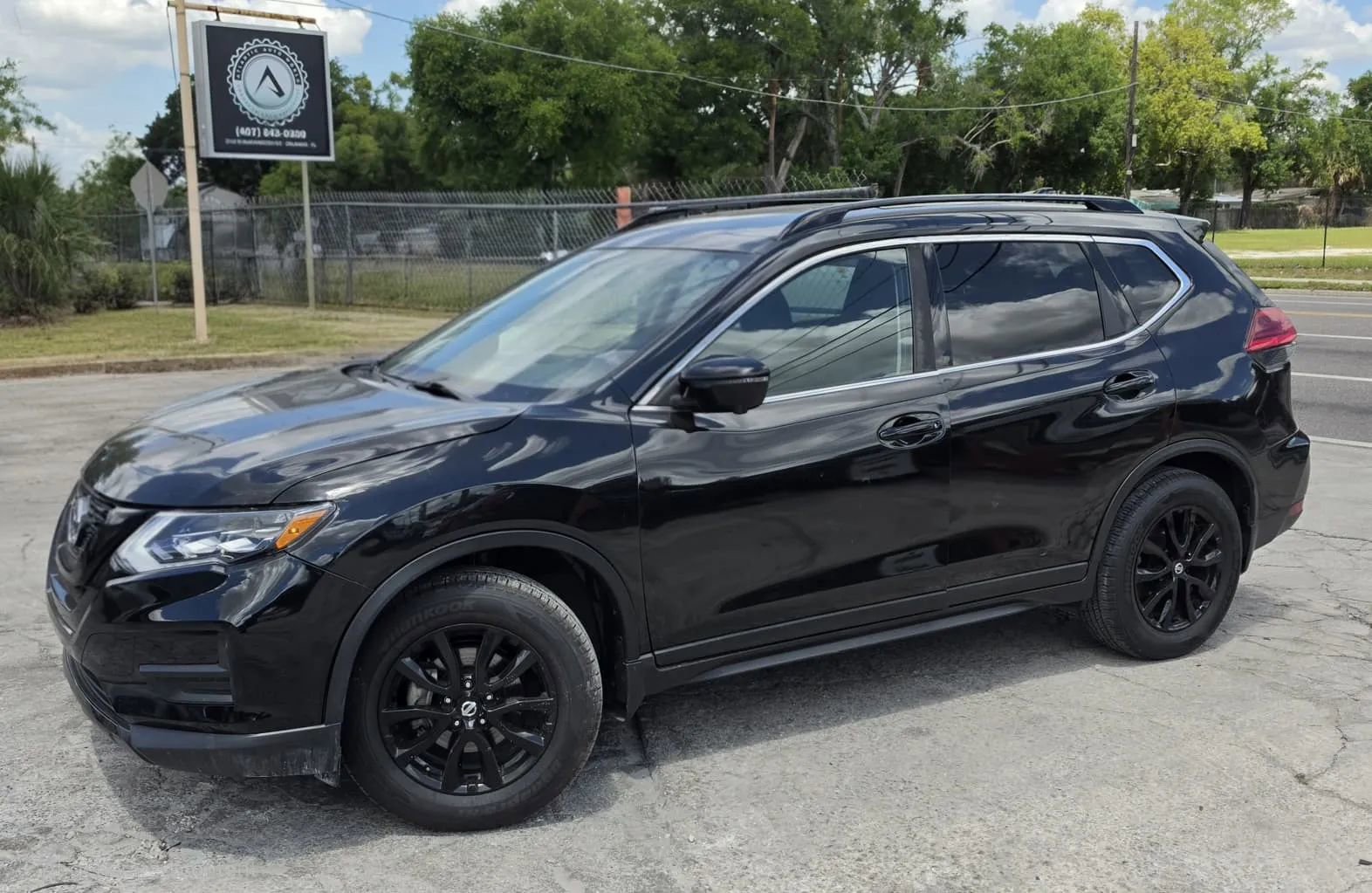 Used 2017 Nissan Rogue SV FWD image 2