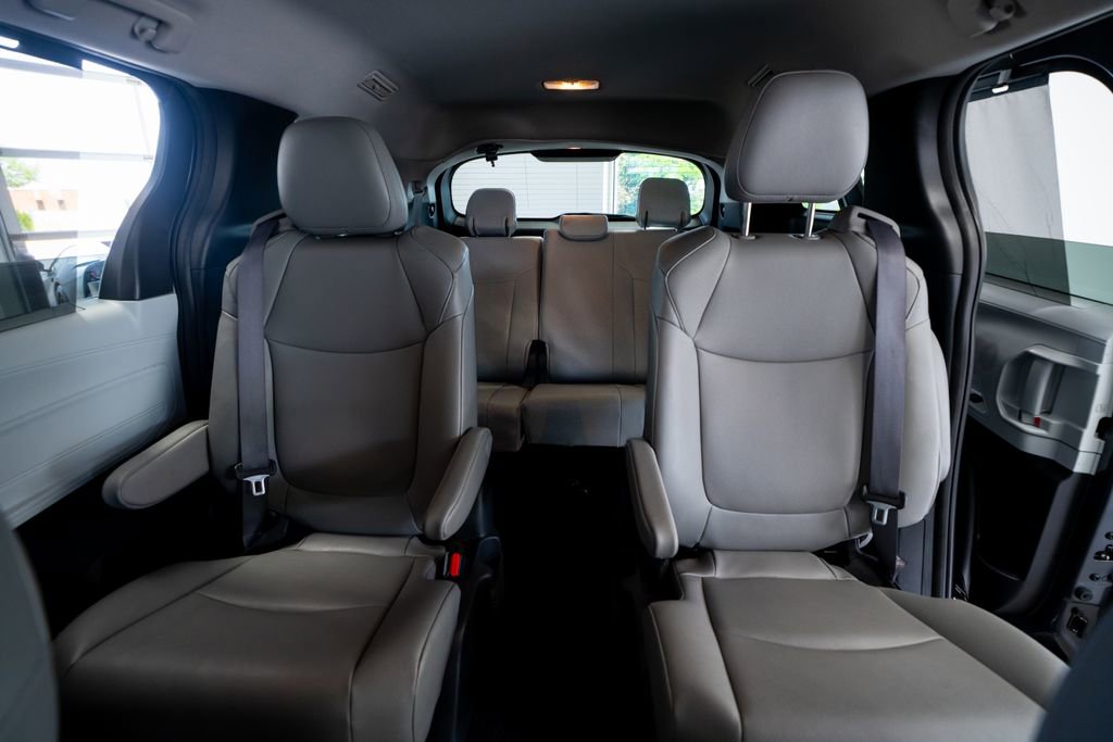 Used 2025 Toyota Sienna XLE image 41