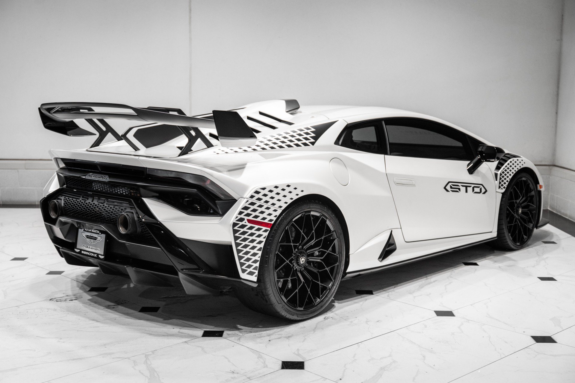 Used 2023 Lamborghini Huracan STO RWD image 9