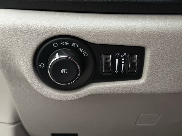 Used 2022 Chrysler Pacifica Touring-L image 22