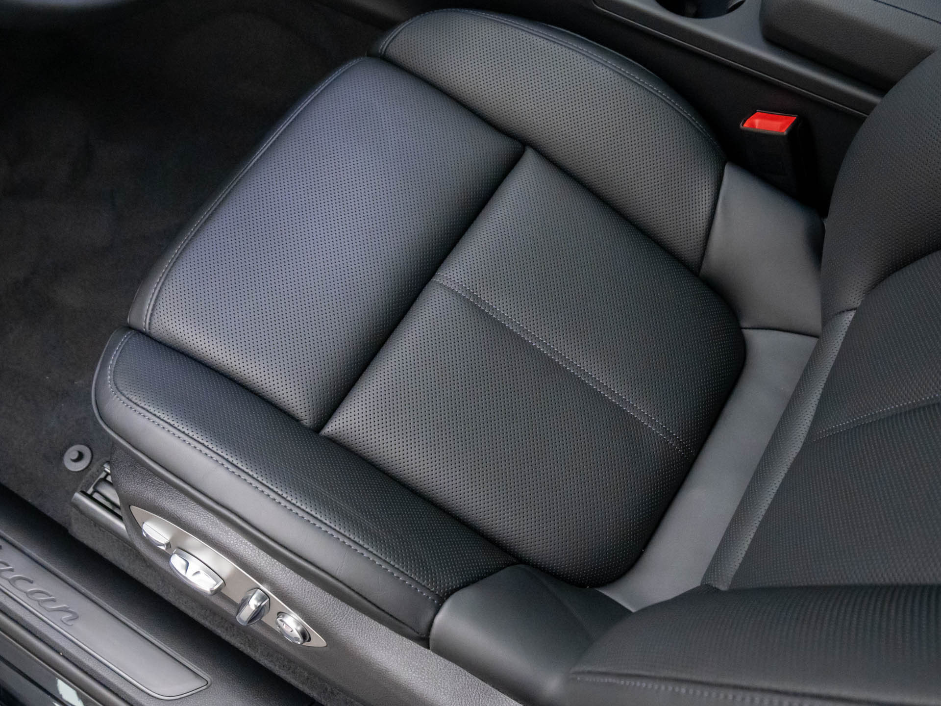 Certified 2026 Porsche Macan AWD/4WD image 16