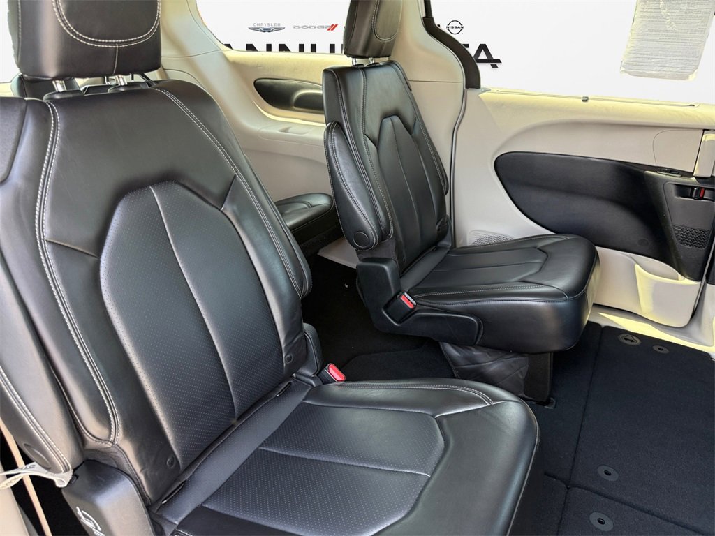 Certified 2023 Chrysler Pacifica Touring-L image 16