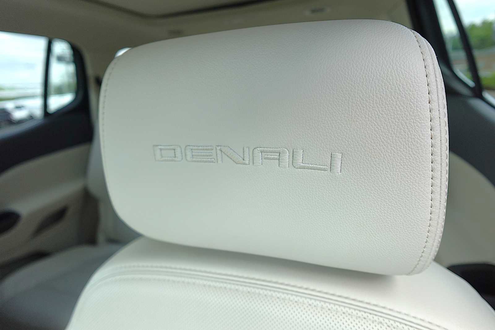 Used 2023 GMC Acadia Denali w/ Denali Ultimate Package AWD/4WD image 13