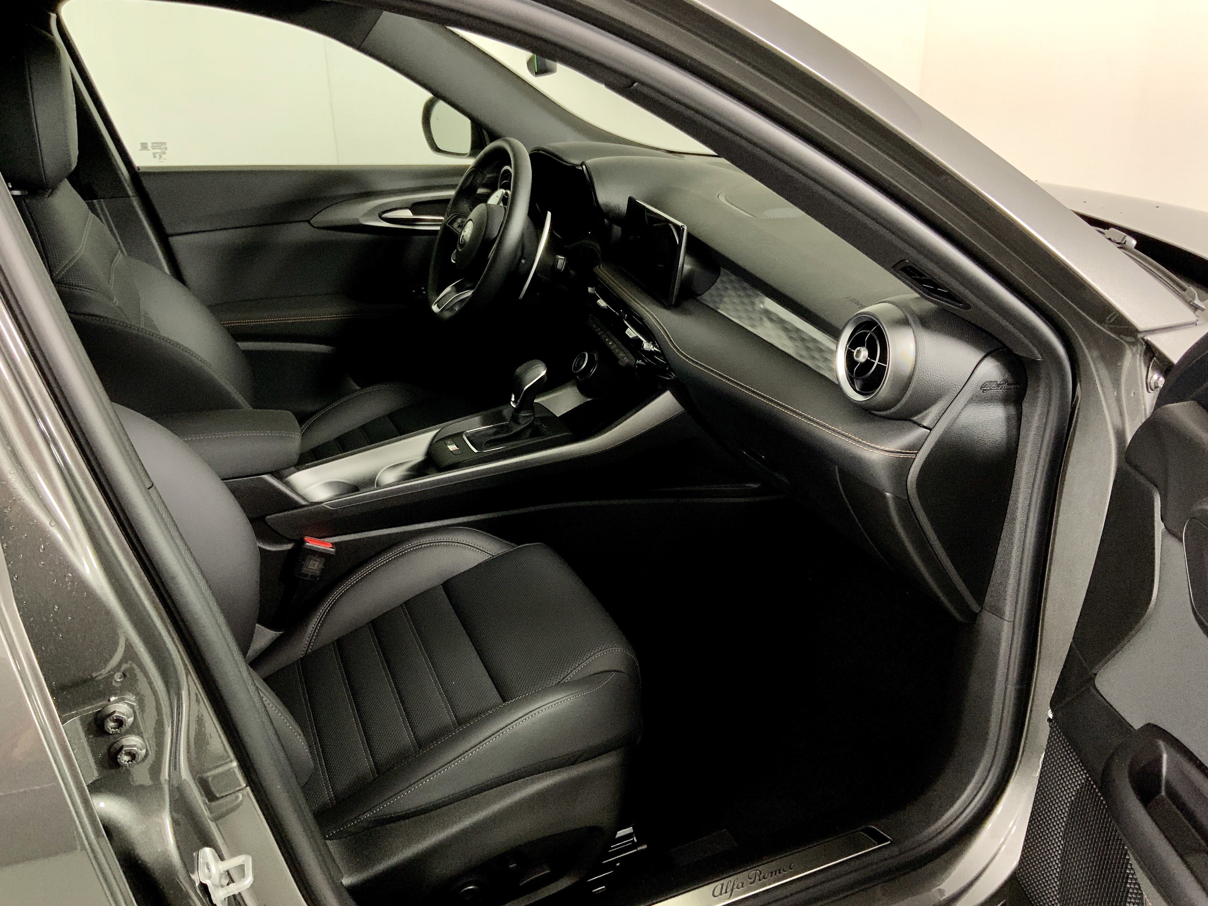 New 2025 Alfa Romeo Tonale w/ Premium Package AWD/4WD image 33