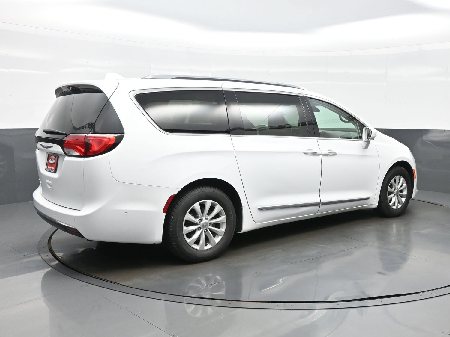 Used 2018 Chrysler Pacifica Touring-L Plus w/ Advanced Safetytec Group FWD image 6