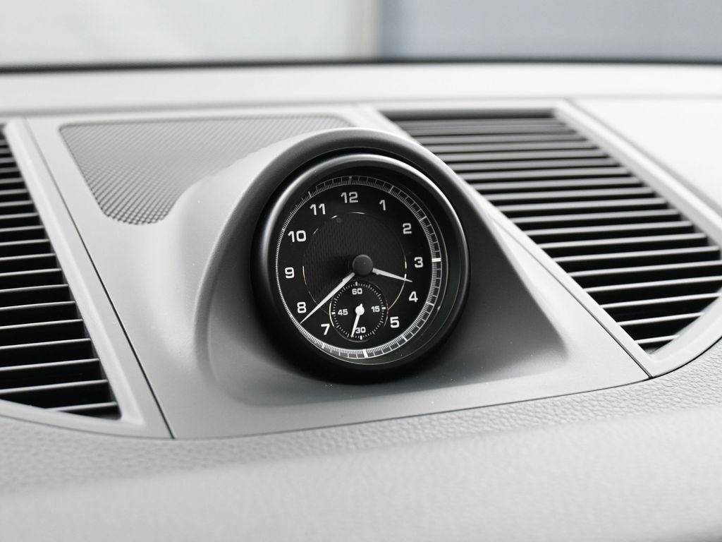 Certified 2025 Porsche Macan image 20