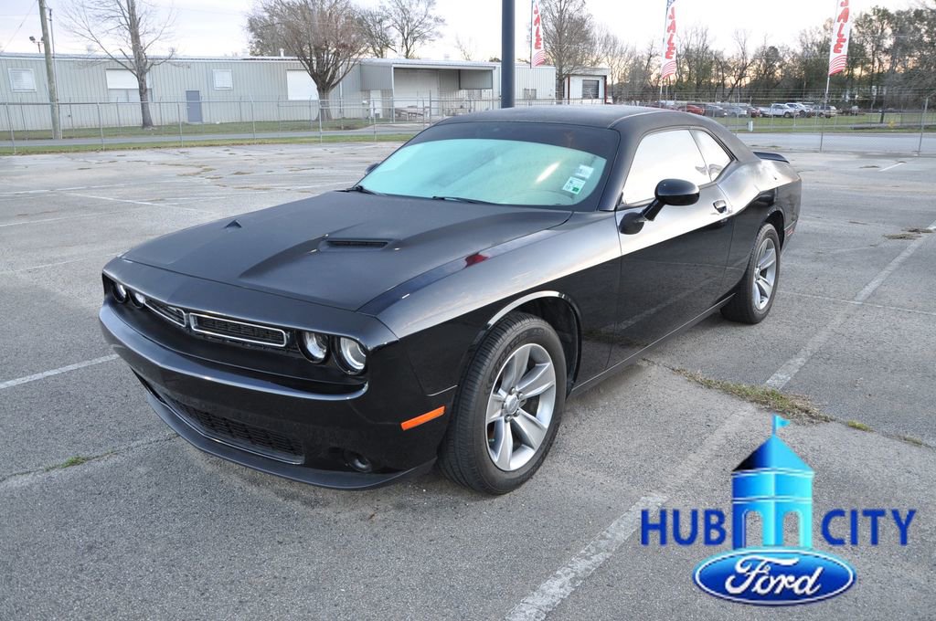 Used 2019 Dodge Challenger SXT image 1