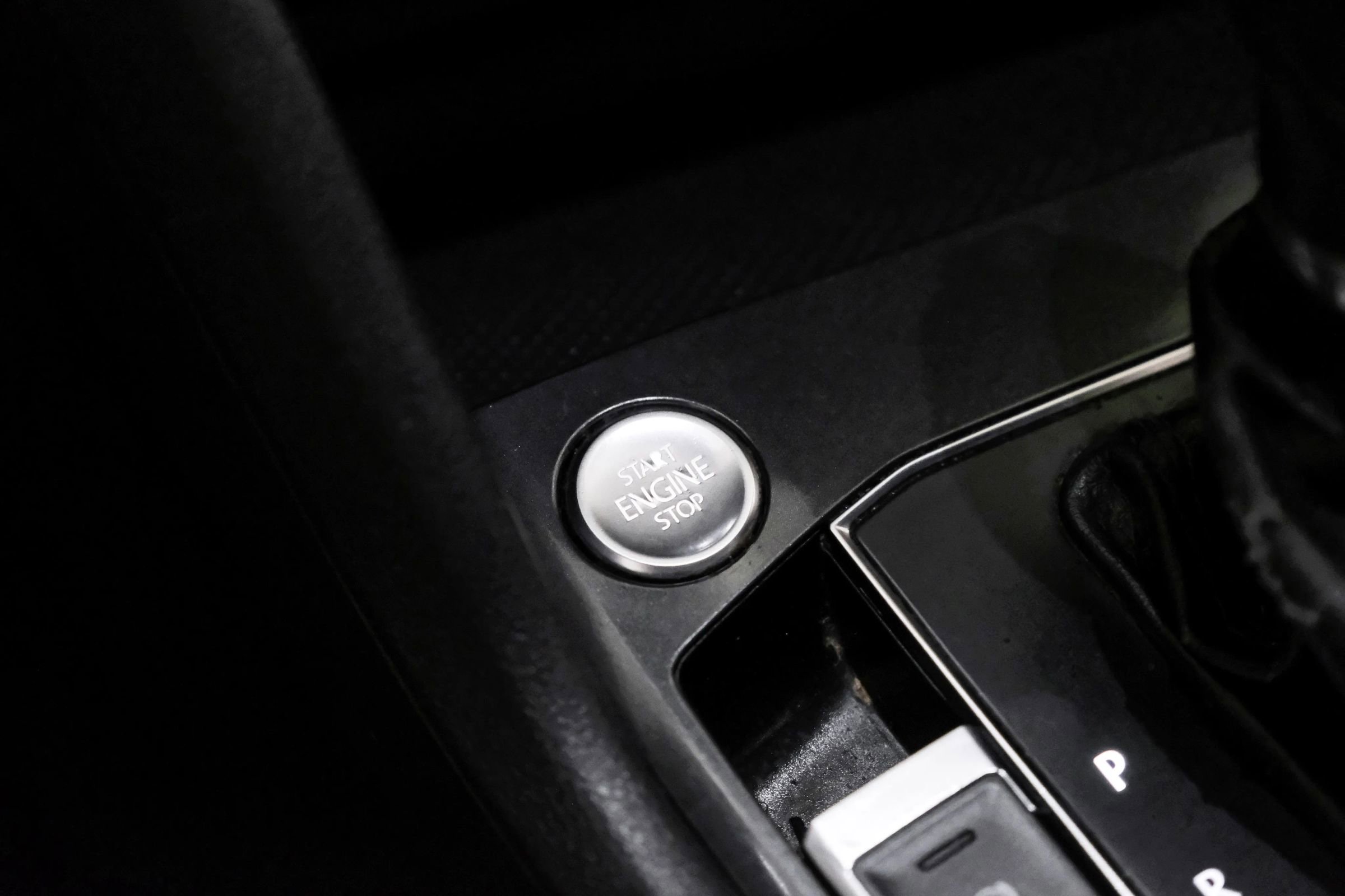 Used 2018 Volkswagen Tiguan SEL Premium image 23