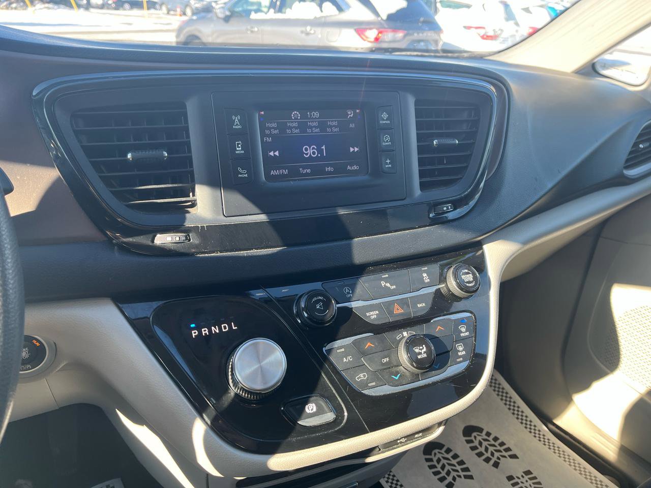 Used 2017 Chrysler Pacifica LX image 11