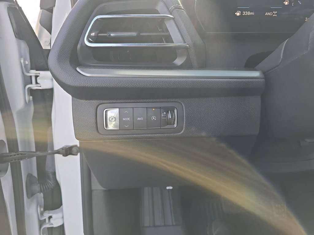Used 2025 Chevrolet Traverse LT w/ LPO, Floor Liner Package AWD/4WD image 28