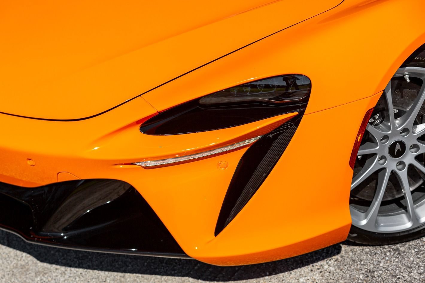 Used 2024 McLaren Artura RWD image 35