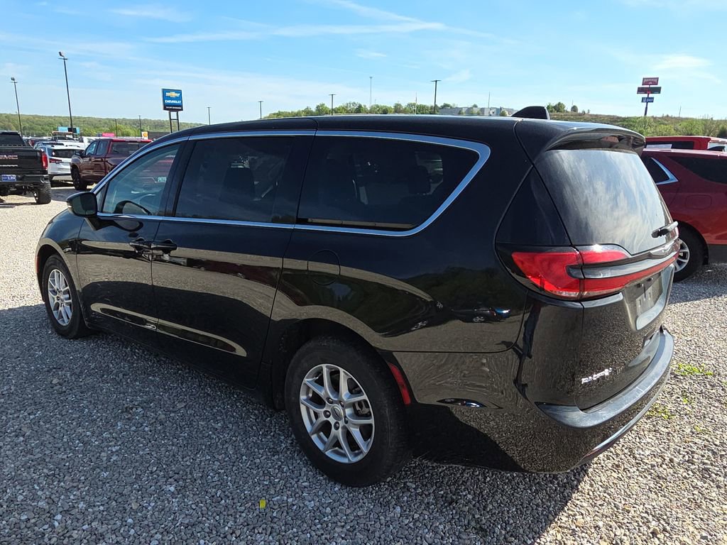 Used 2023 Chrysler Pacifica Touring-L FWD image 4