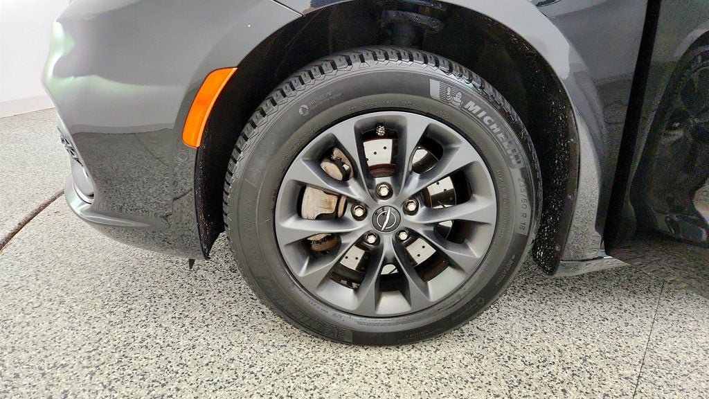 Used 2021 Chrysler Pacifica Touring-L w/ Premium & Safety Sphere Group AWD/4WD image 9