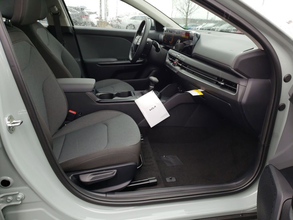 New 2025 Kia K4 LXS image 17