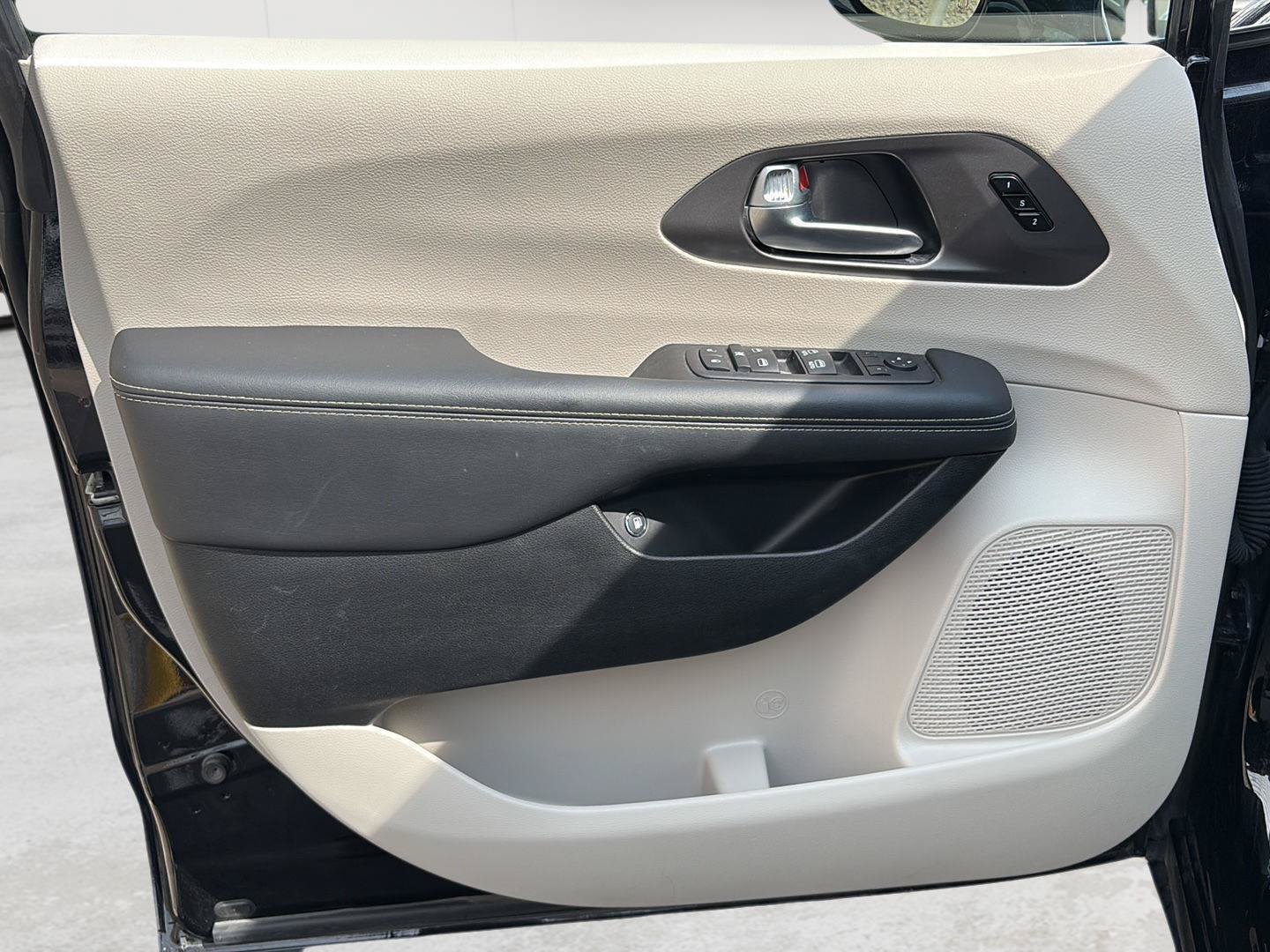 Used 2024 Chrysler Pacifica Limited FWD image 4