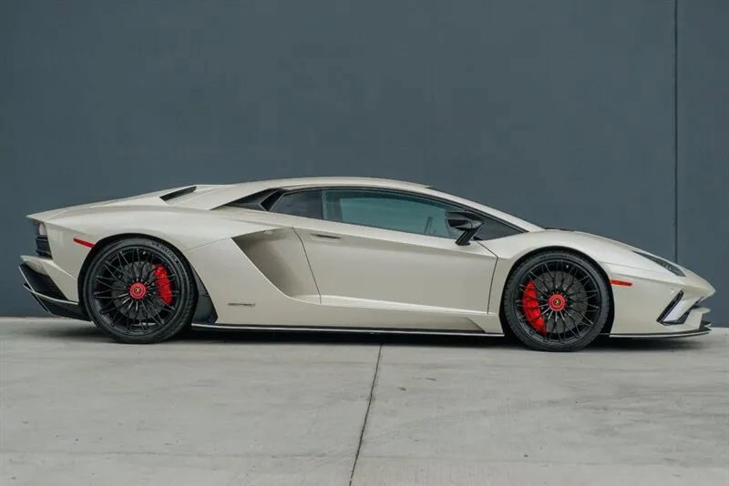 Used 2017 Lamborghini Aventador S image 11