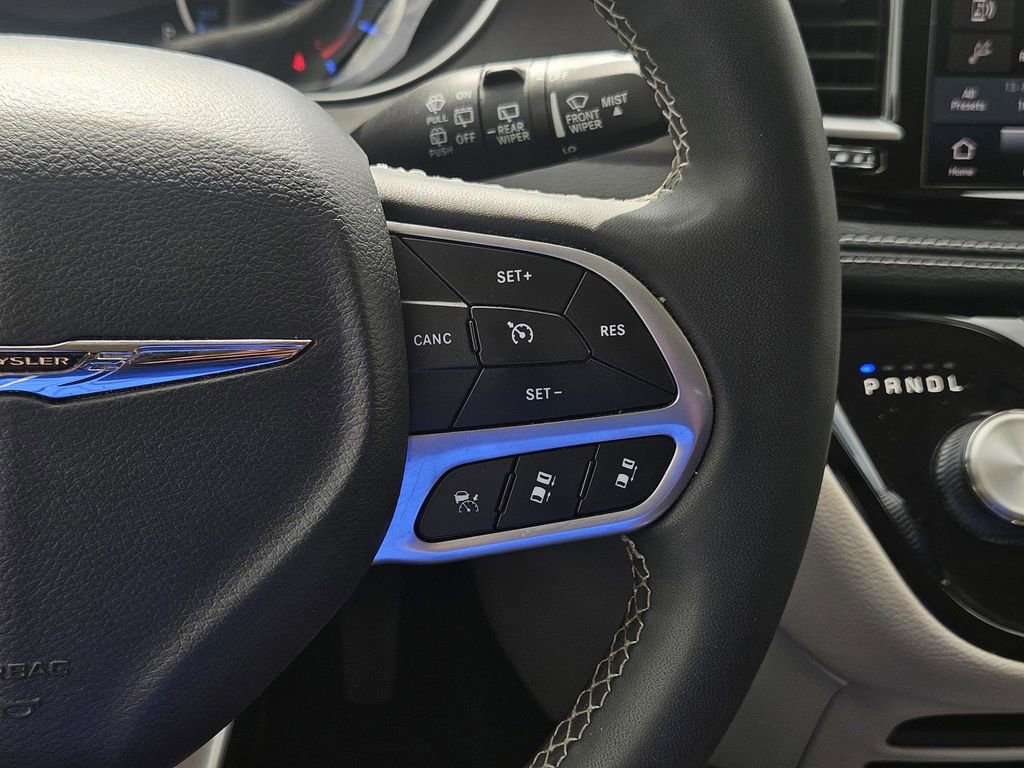 Used 2024 Chrysler Pacifica Select image 16