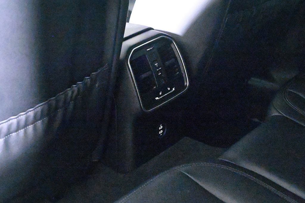 Certified 2024 Porsche Macan AWD/4WD image 20
