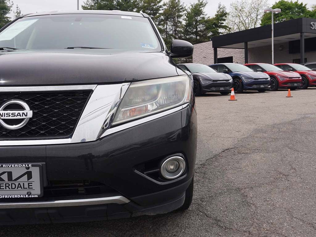 Used 2016 Nissan Pathfinder SV w/ Trailer Tow Package AWD/4WD image 10