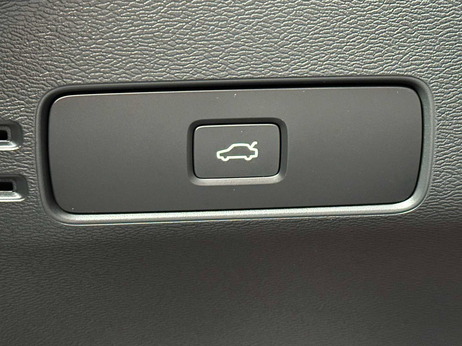 Used 2025 Volvo XC40 B5 Plus w/ Climate Package image 32