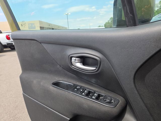 Used 2015 Jeep Renegade Latitude w/ Popular Equipment Group AWD/4WD image 20