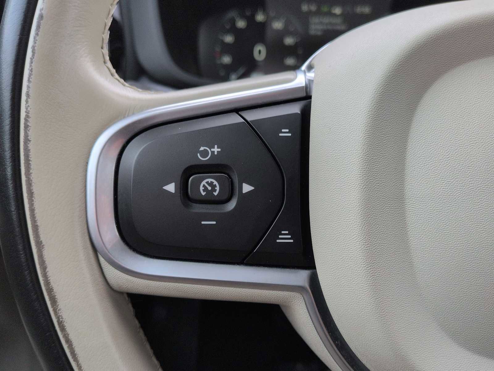 Used 2020 Volvo XC60 T5 Momentum image 25