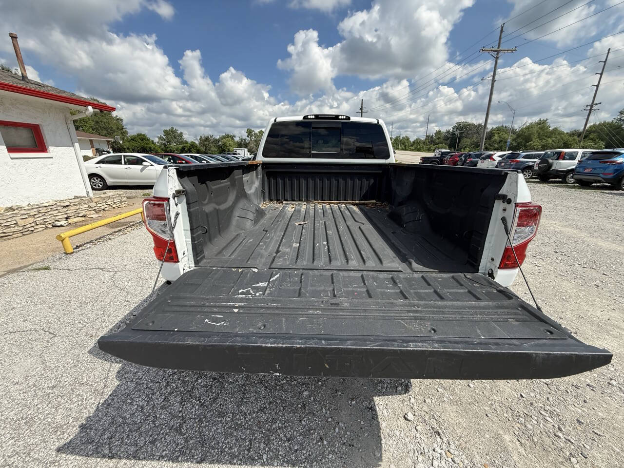 Used 2017 Nissan Titan S AWD/4WD image 23