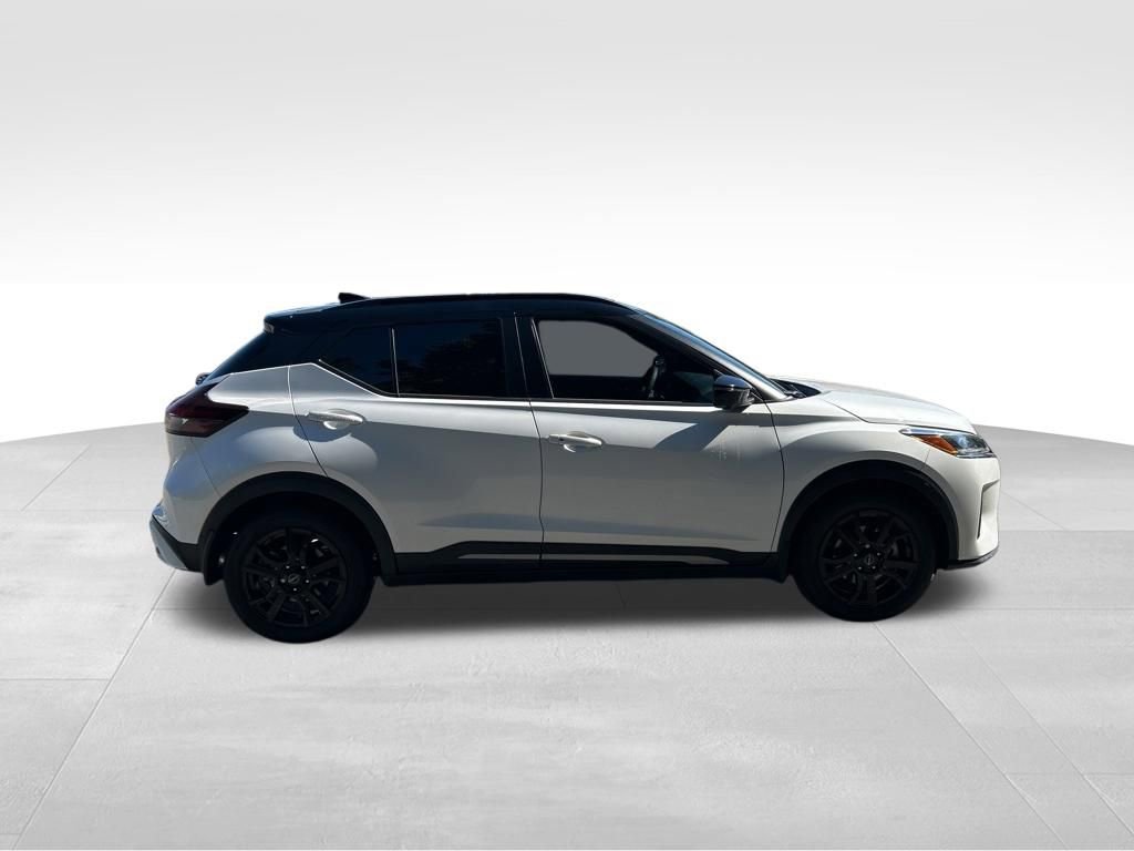 Used 2023 Nissan Kicks SR w/ SR Premium Package FWD image 4
