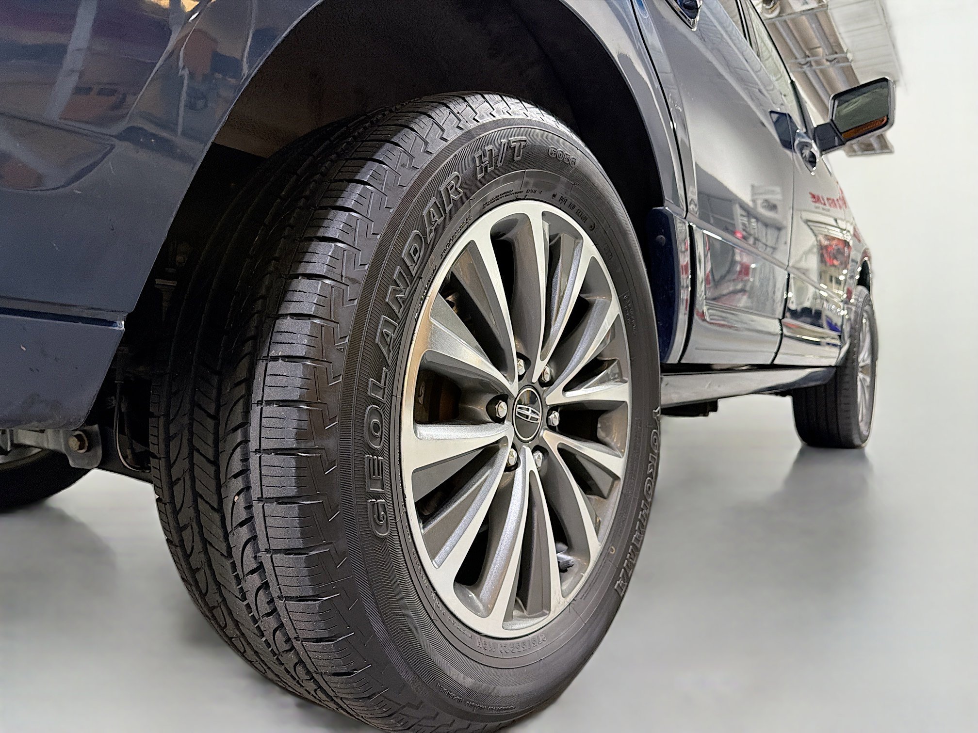 Used 2017 Lincoln Navigator Select image 24