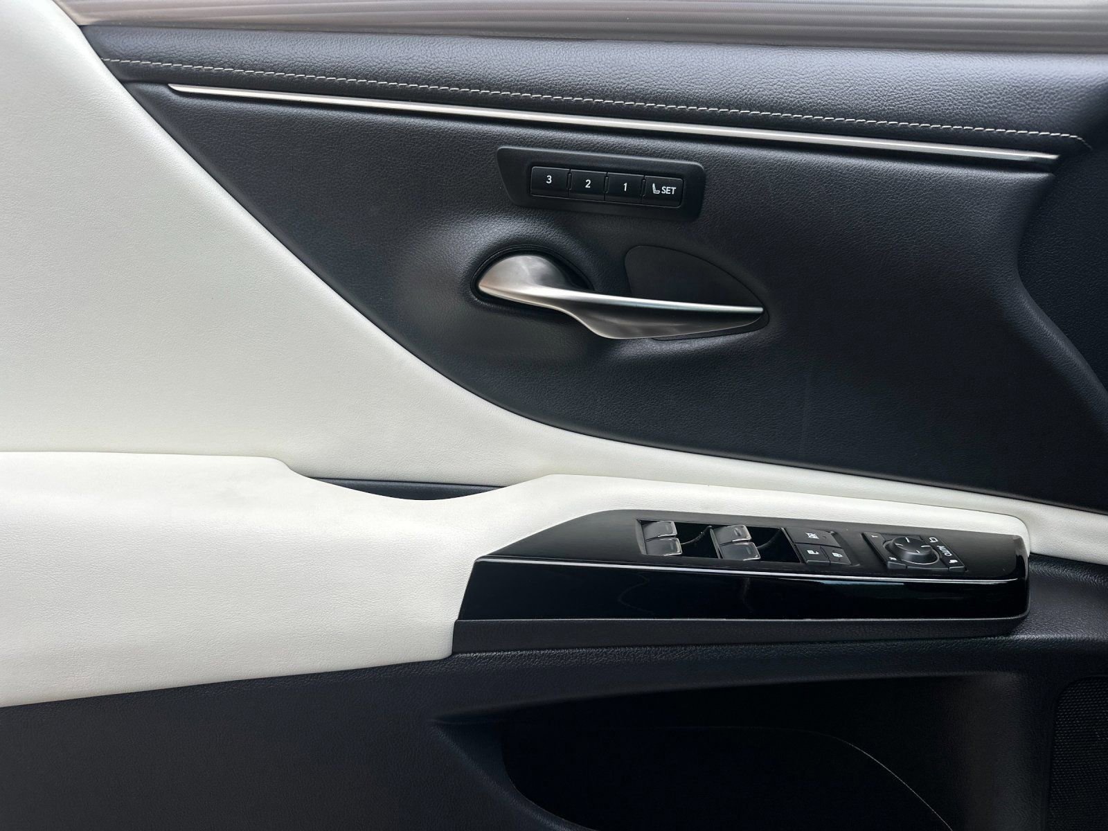 Used 2023 Lexus ES 300h F Sport w/ Accessory Package (Z2) FWD image 11