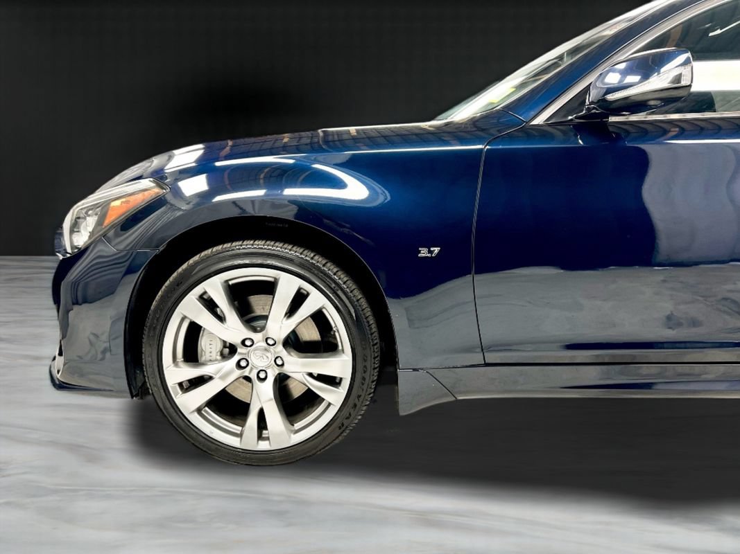 Used 2018 INFINITI Q70 Luxe w/ Sport Package AWD/4WD image 12