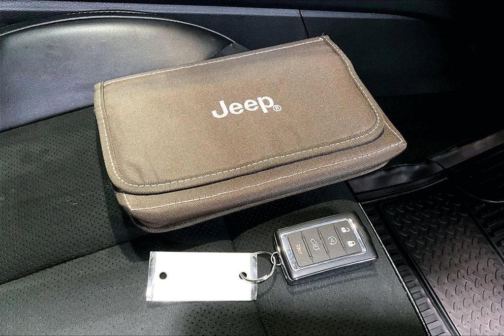 Used 2024 Jeep Grand Cherokee Altitude image 32