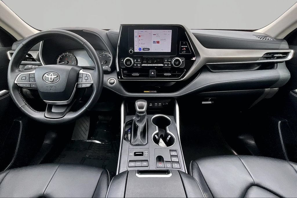 Used 2025 Toyota Highlander XLE AWD/4WD image 16