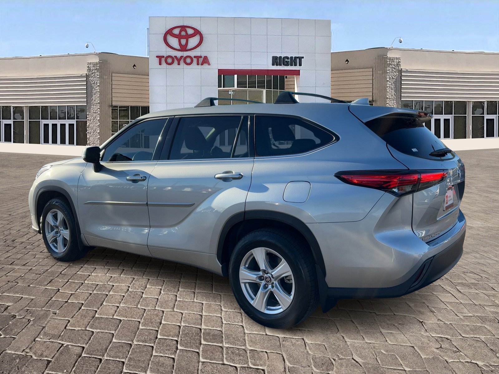 Certified 2021 Toyota Highlander L image 4