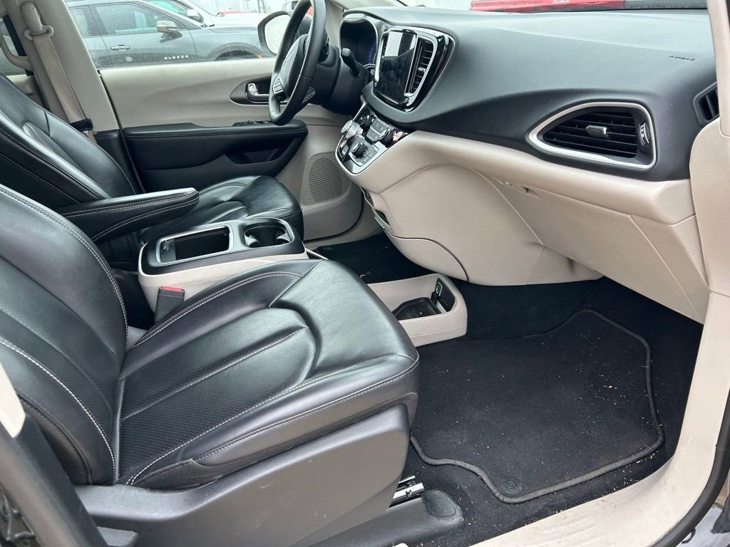 Used 2023 Chrysler Pacifica Touring-L FWD image 3