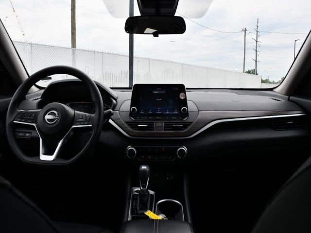 Used 2024 Nissan Altima 2.5 SV FWD image 17