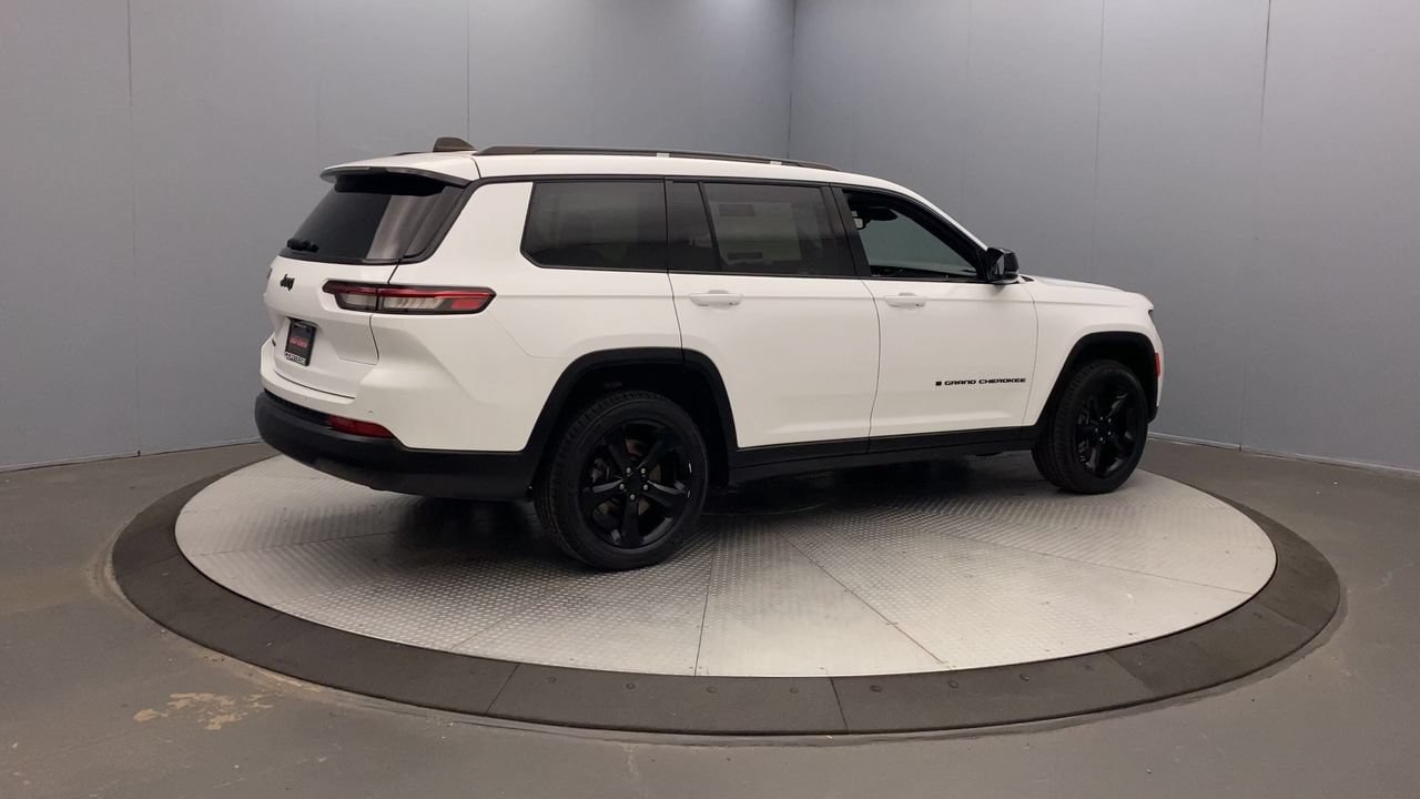 Used 2023 Jeep Grand Cherokee L Laredo AWD/4WD image 5