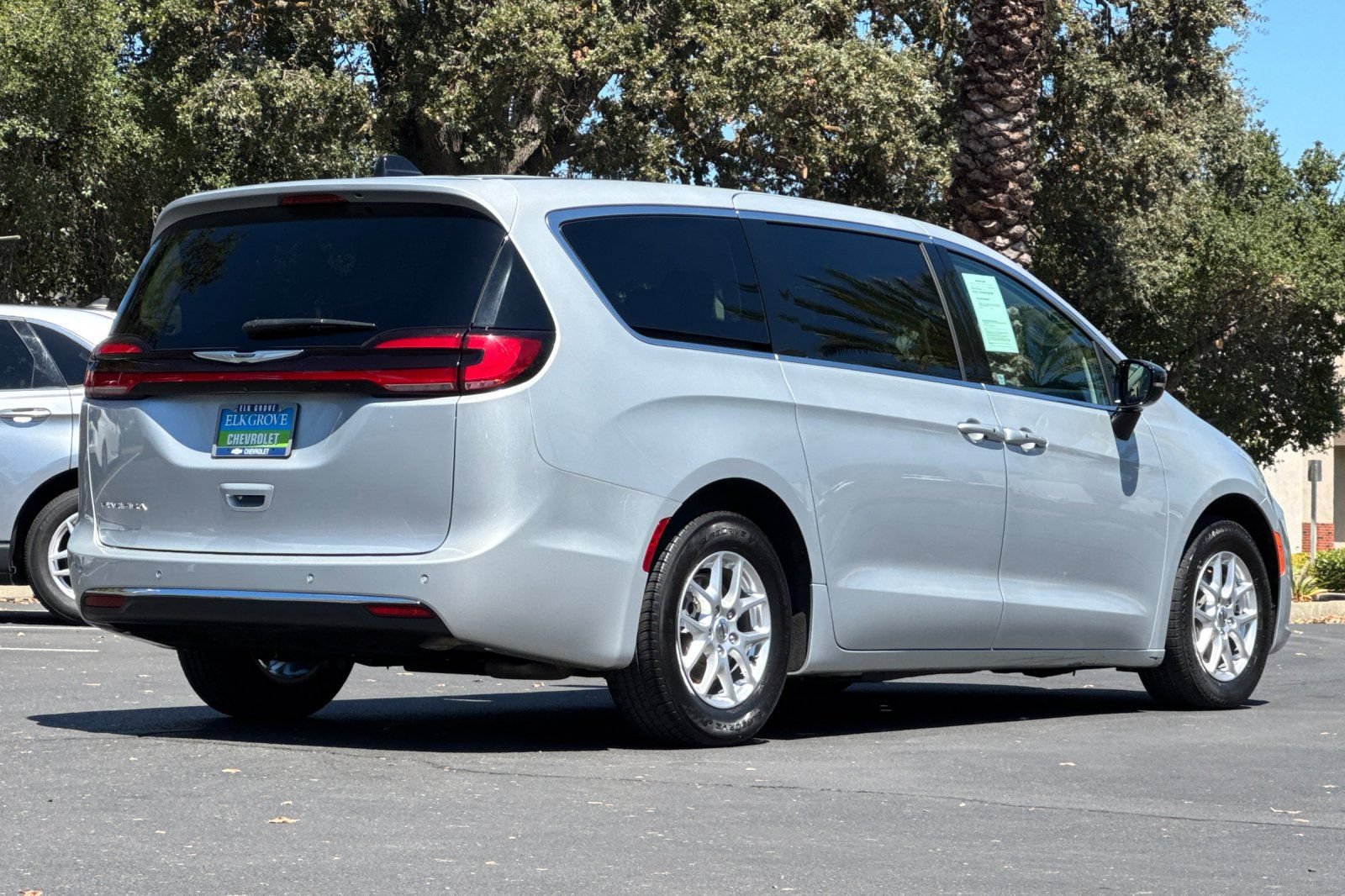 Used 2024 Chrysler Pacifica Touring-L FWD image 3