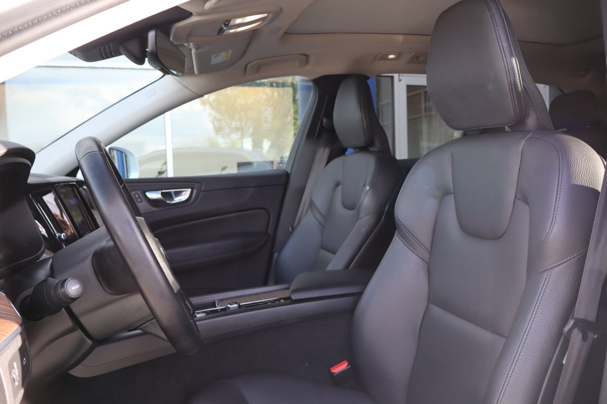 Used 2022 Volvo XC60 B5 Momentum AWD/4WD image 12