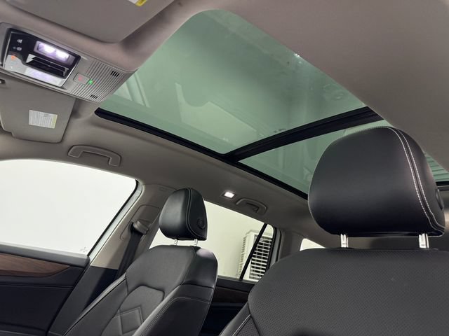 Used 2024 Volkswagen Atlas SE w/ Panoramic Sunroof Package FWD image 5