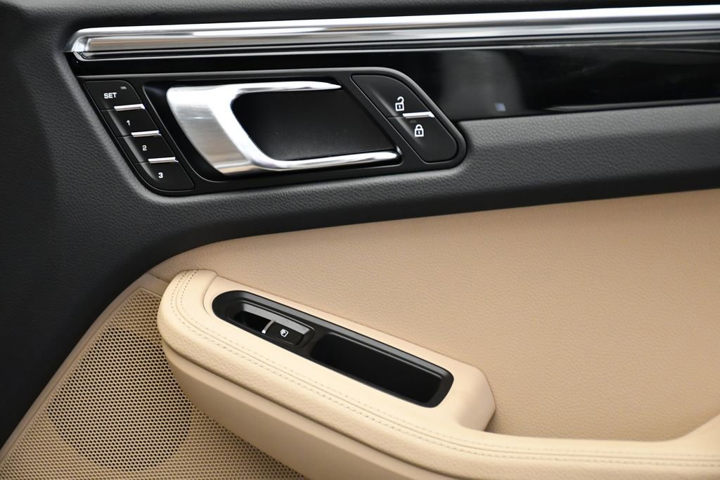 Certified 2025 Porsche Macan Turbo image 47