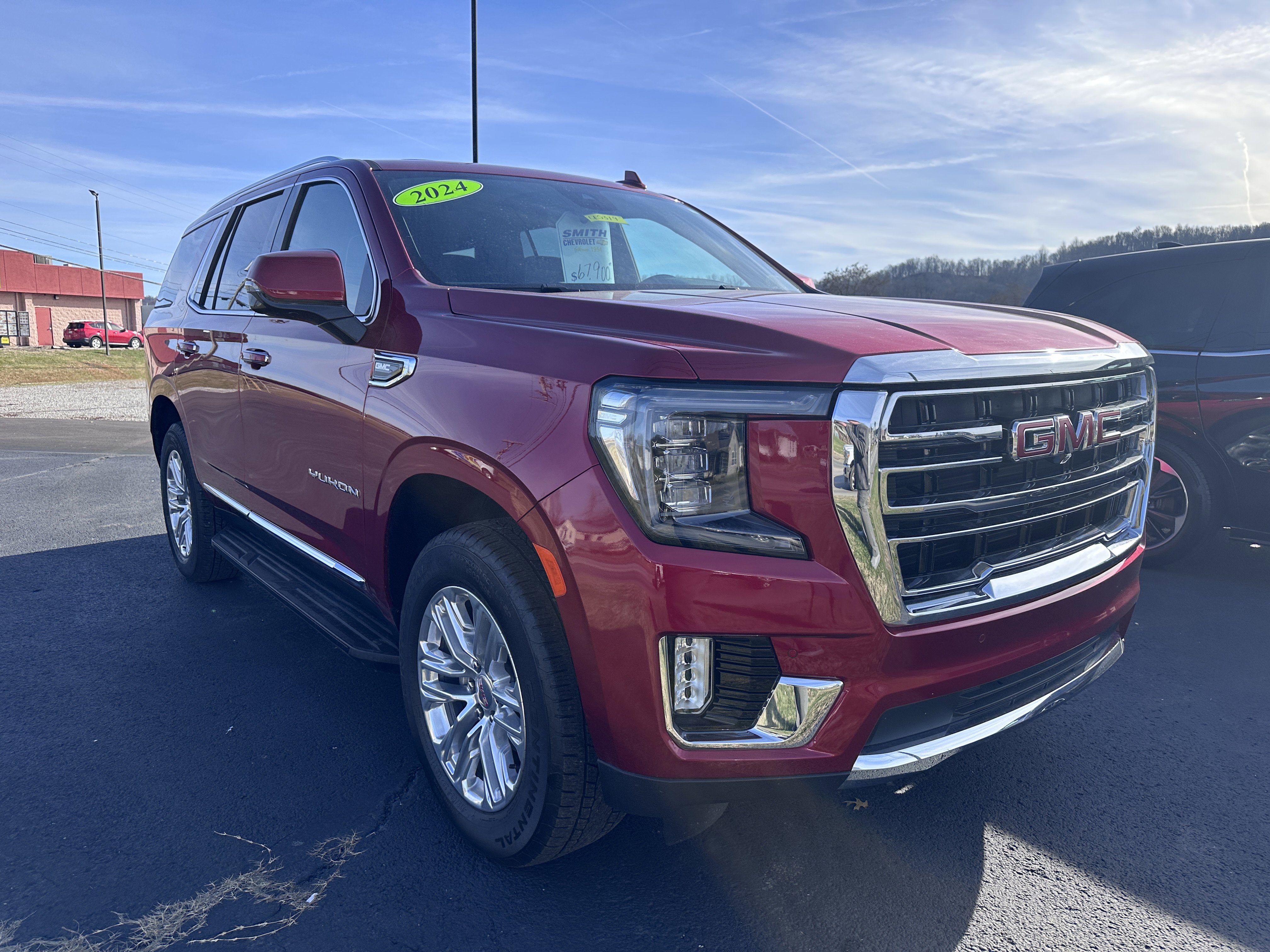 Used 2024 GMC Yukon SLT w/ SLT Luxury Package image 2