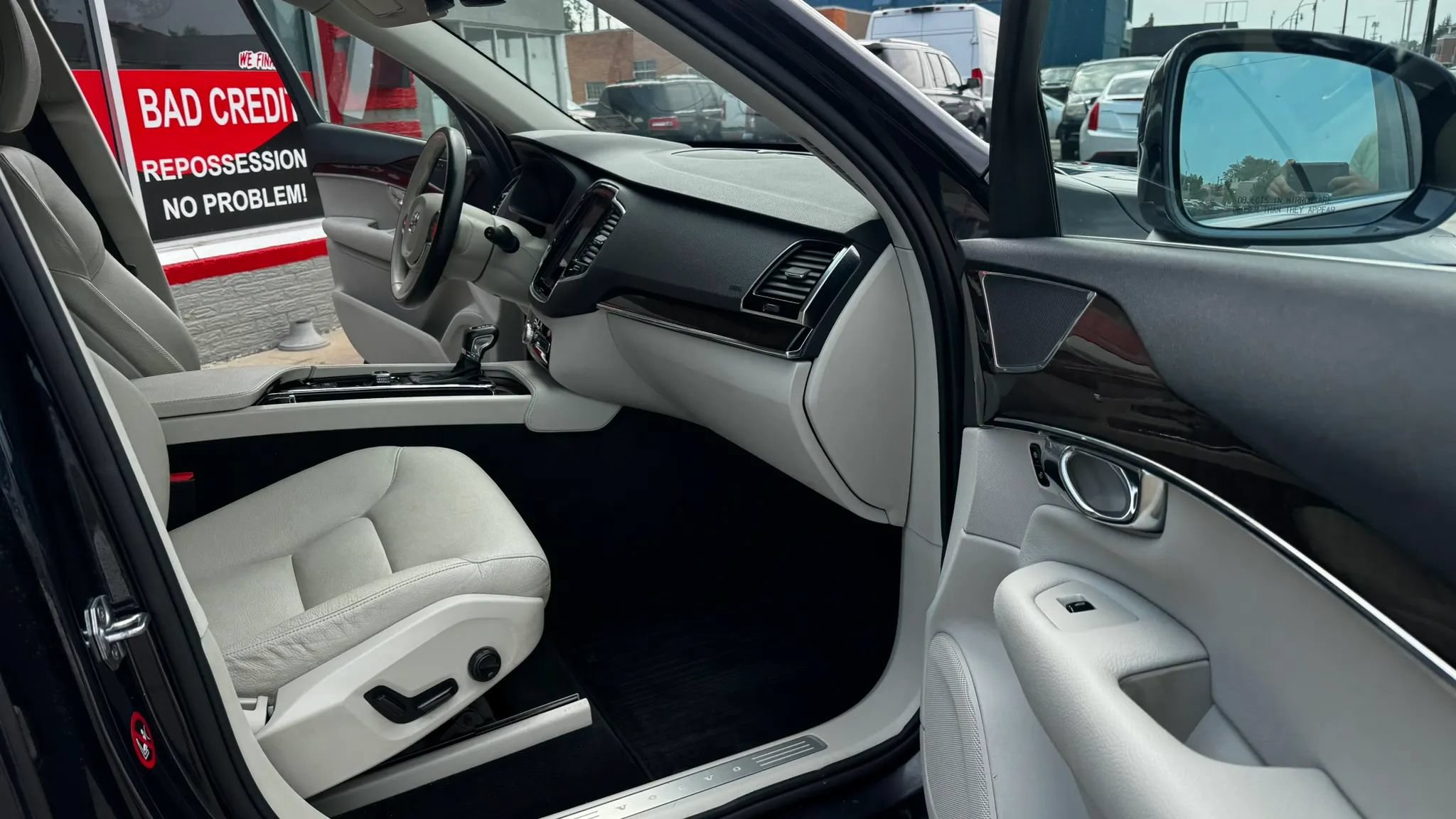 Used 2016 Volvo XC90 T6 Momentum w/ Momentum Plus Package AWD/4WD image 11