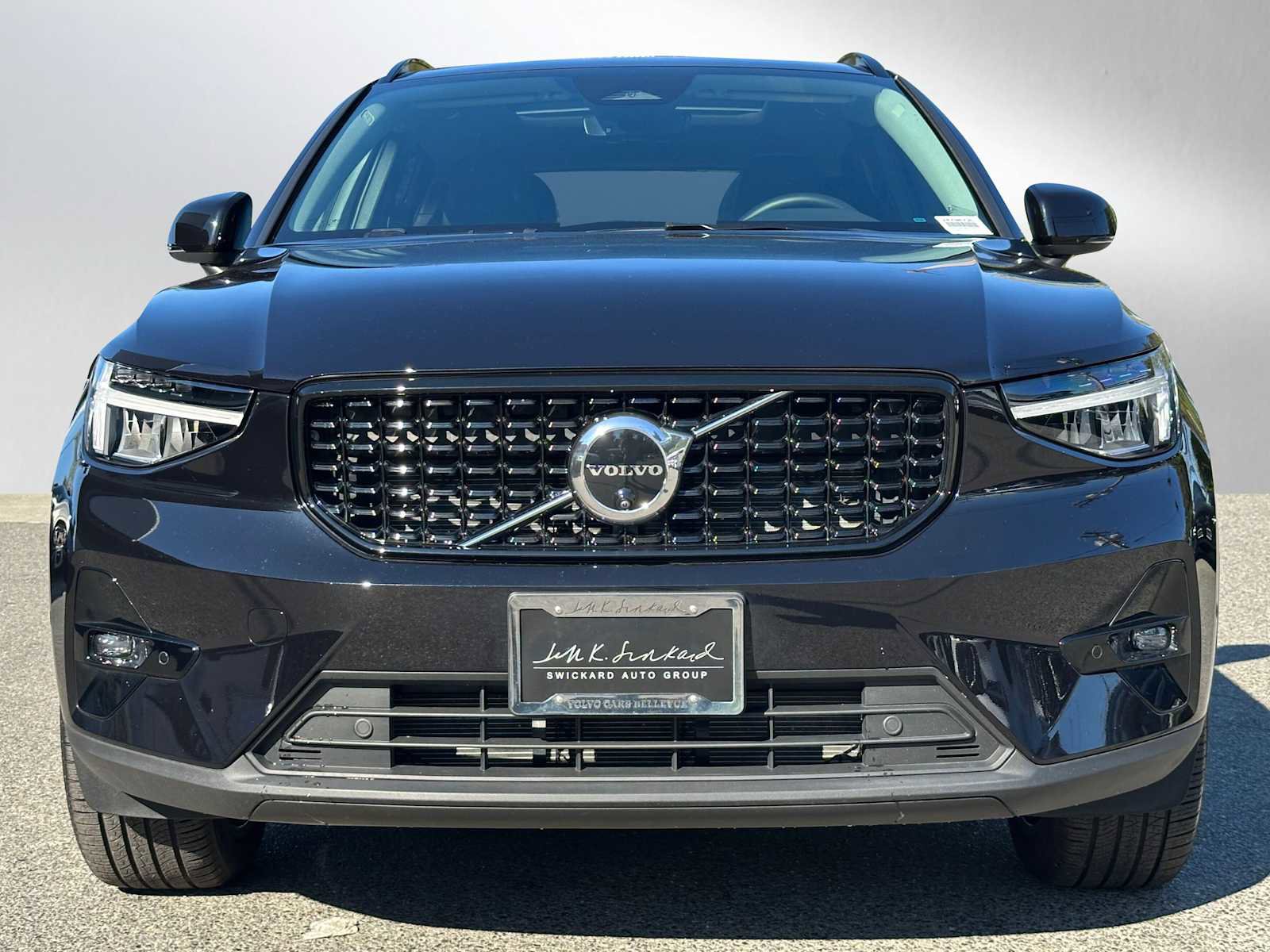 Used 2025 Volvo XC40 B5 Plus w/ Climate Package image 2