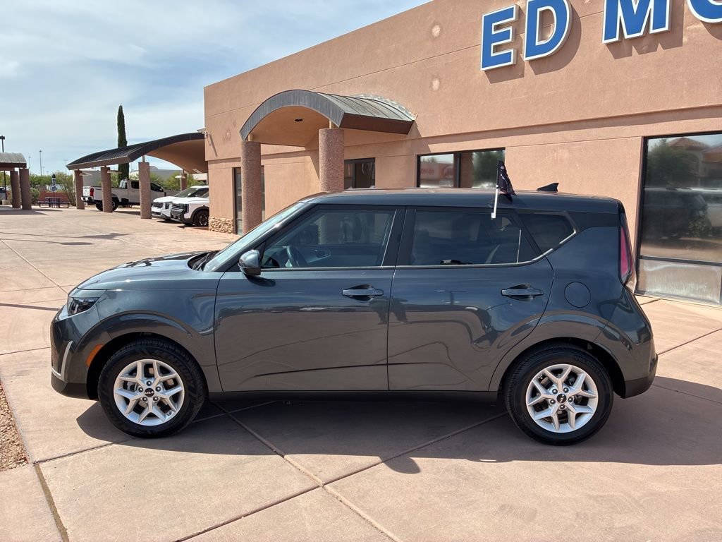 Certified 2025 Kia Soul LX w/ LX Technology Package FWD image 5