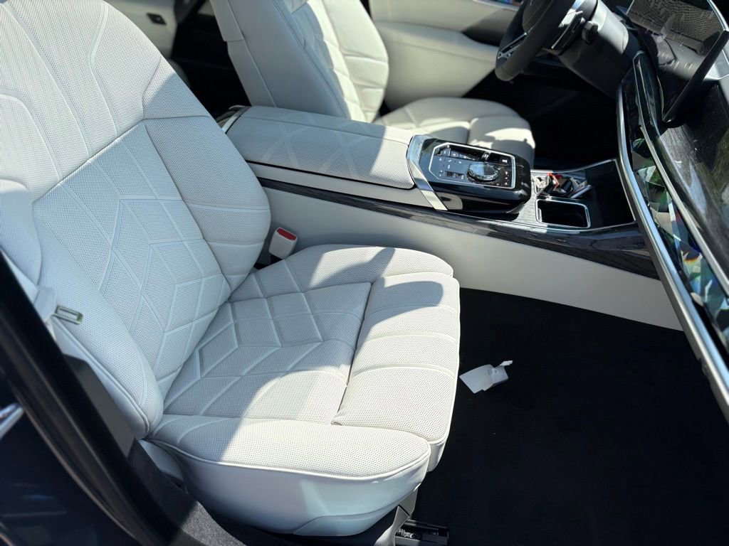 Used 2025 BMW 760i xDrive w/ Luxury Rear Seating Package image 25