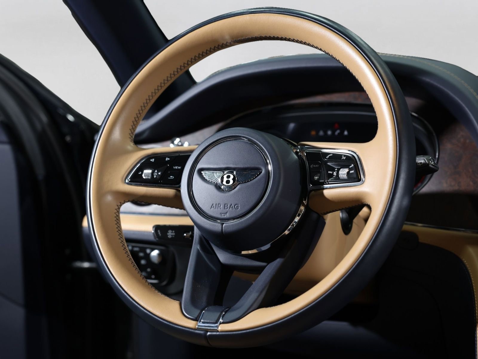 Used 2023 Bentley Bentayga Extended Wheelbase AWD/4WD image 39
