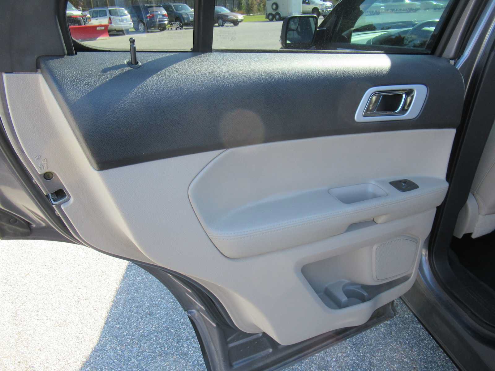 Used 2014 Ford Explorer XLT w/ Equipment Group 202A FWD image 16