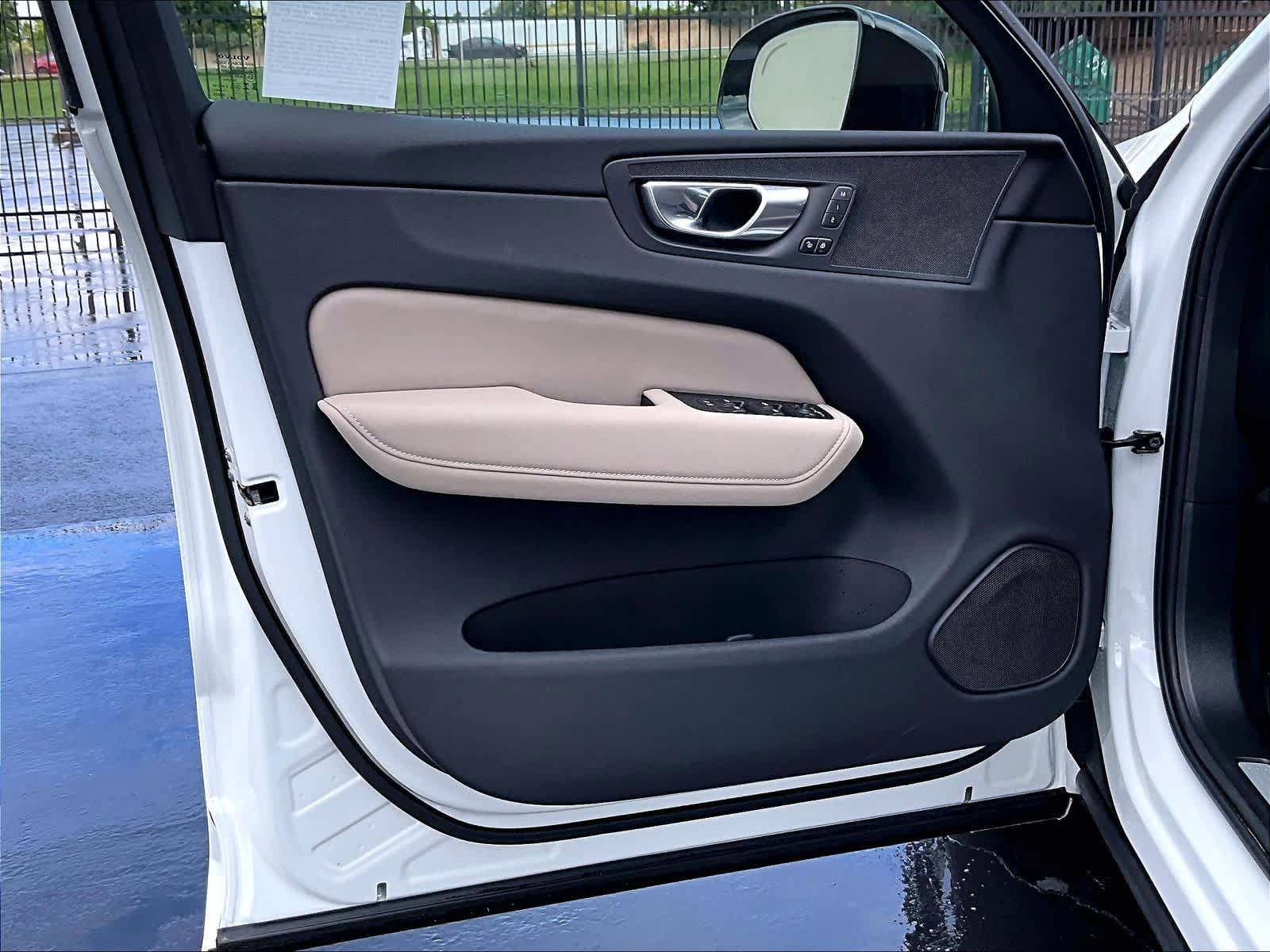Used 2026 Volvo XC60 T8 Plus w/ Protection Package Premier image 25